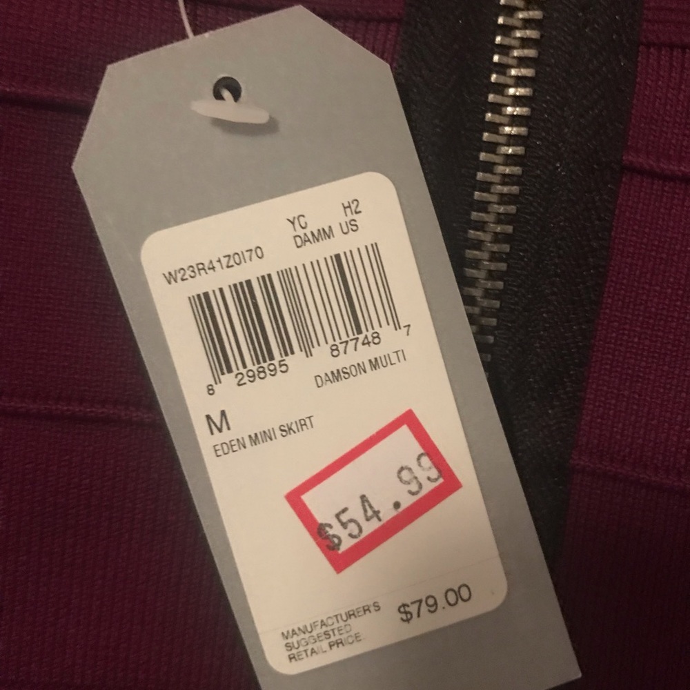 Mini Guess skirt. Stretch with zipper on back.
